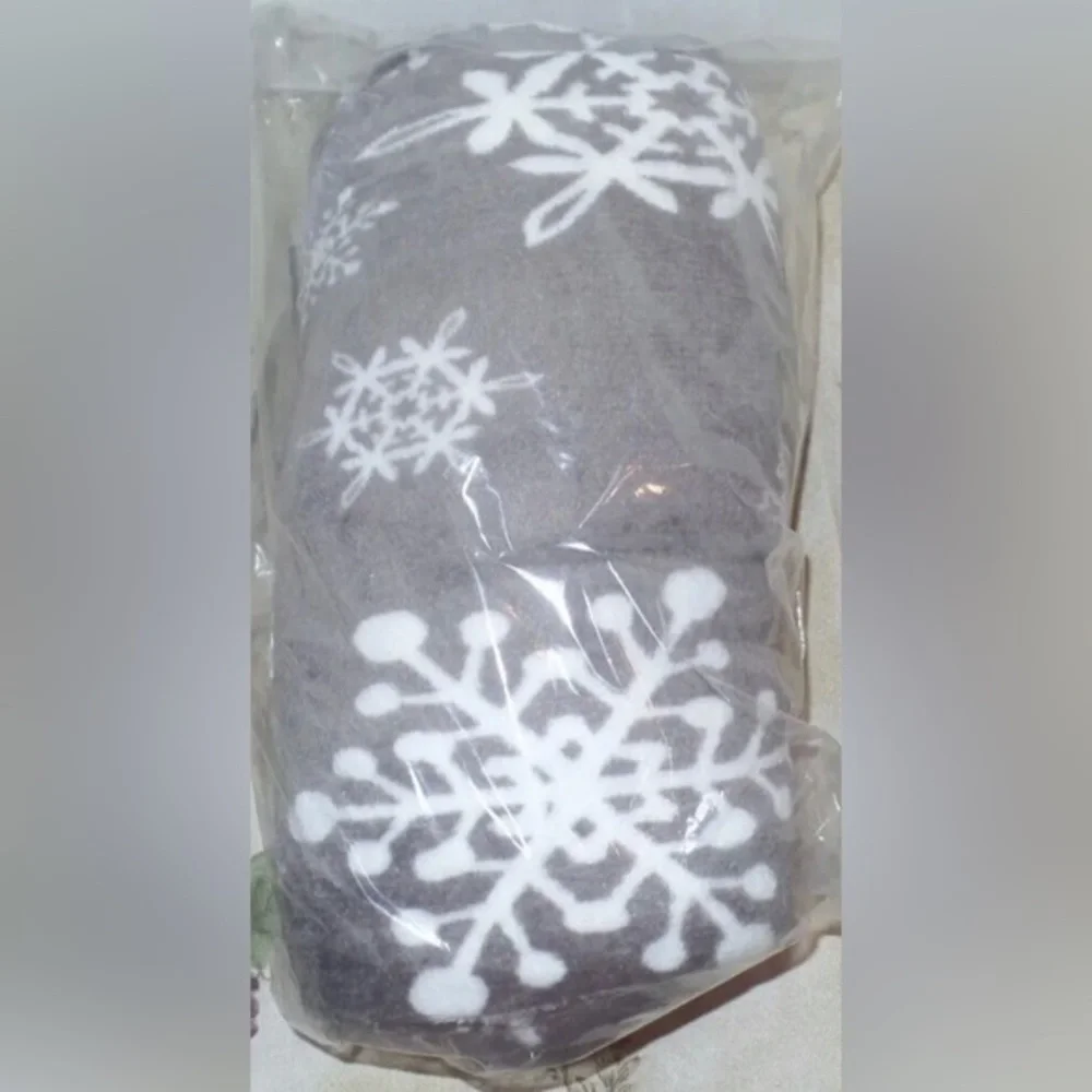 C Kata Premiun gray and white Christmas throw 20x57